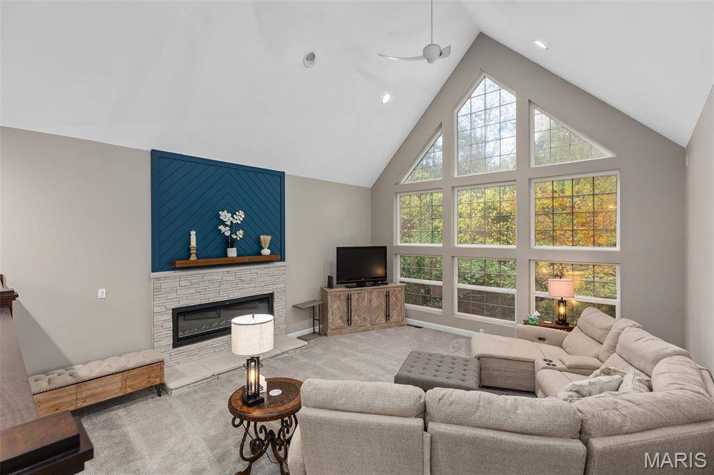 2 Deer Hollow LN, Litchfield, IL 62056