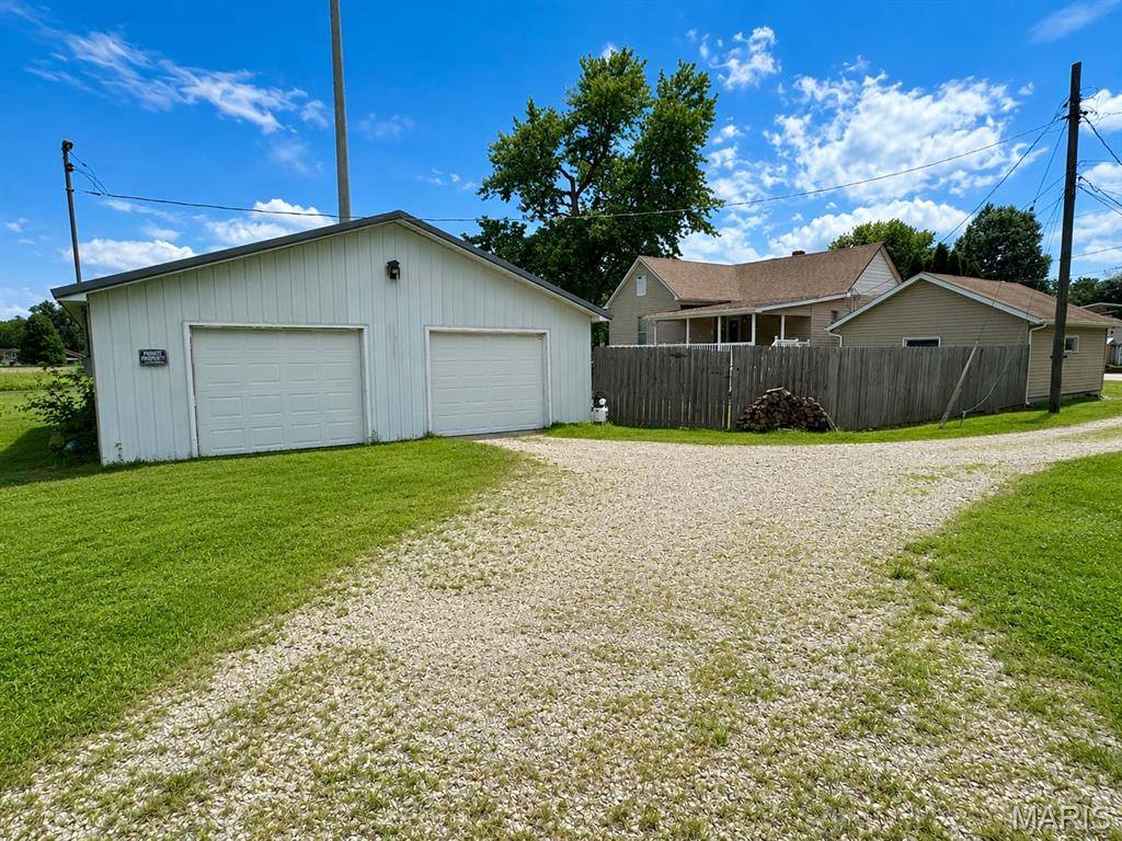 406 S Poplar ST, Mount Olive, IL 62069