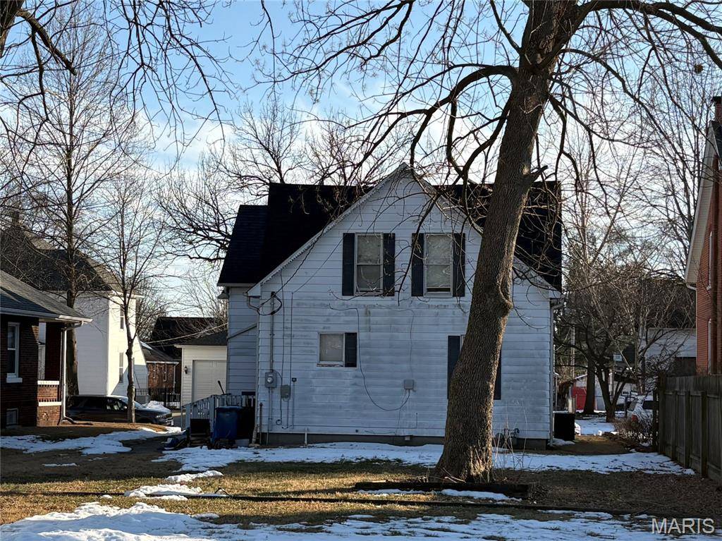 1215 14th ST, Highland, IL 62249