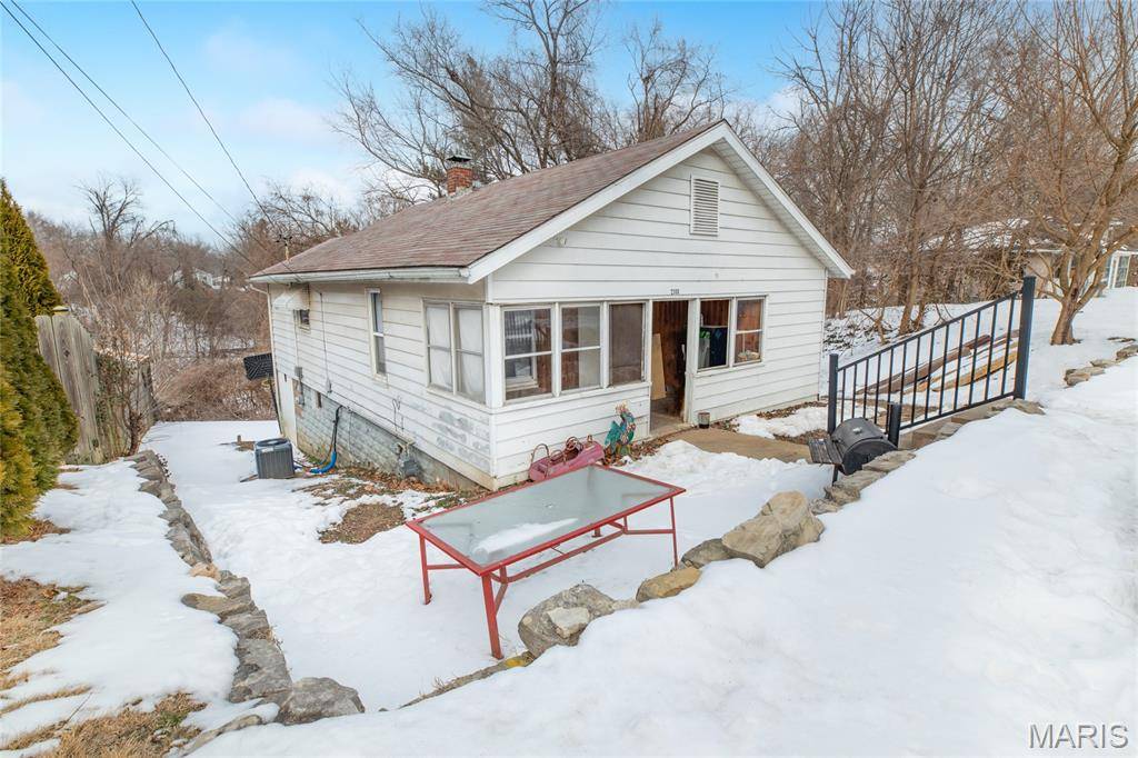 2300 Agnes ST, Alton, IL 62002