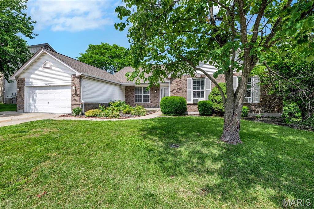 1828 Chateau Du Mont DR, Florissant, MO 63031