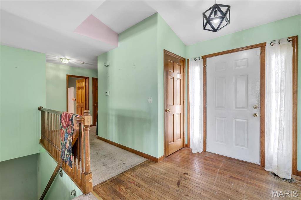 1828 Chateau Du Mont DR, Florissant, MO 63031