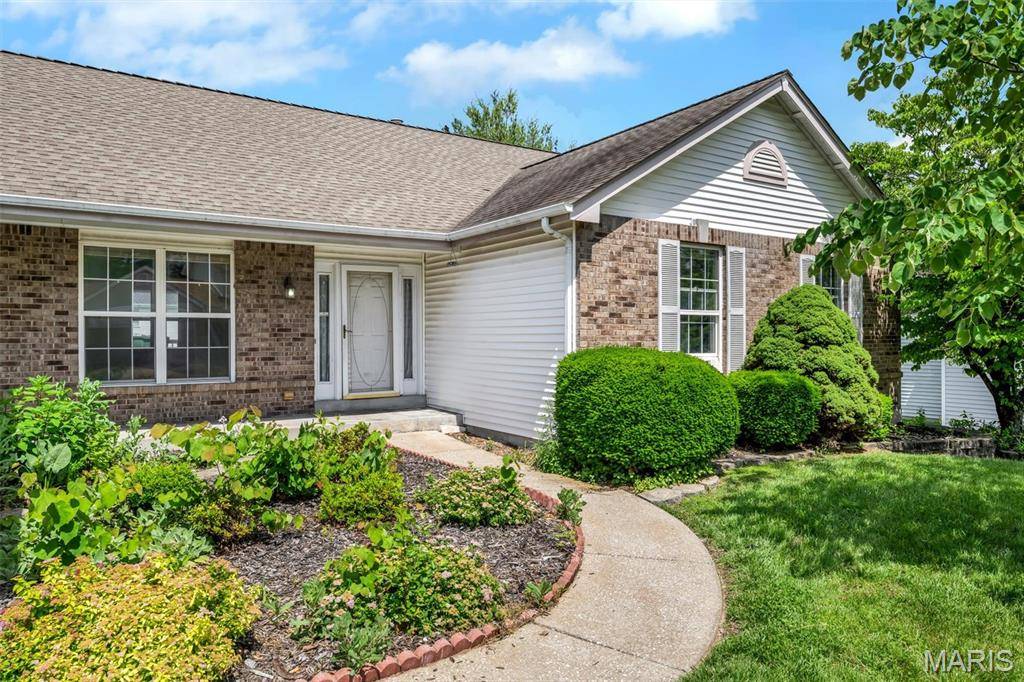 1828 Chateau Du Mont DR, Florissant, MO 63031