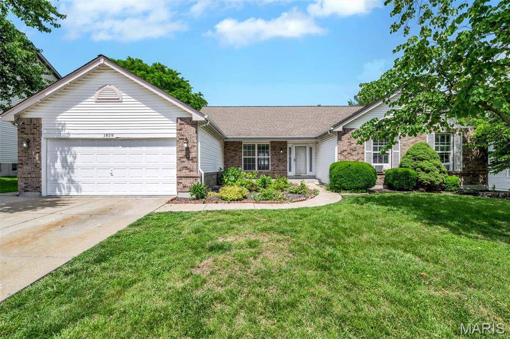 1828 Chateau Du Mont DR, Florissant, MO 63031