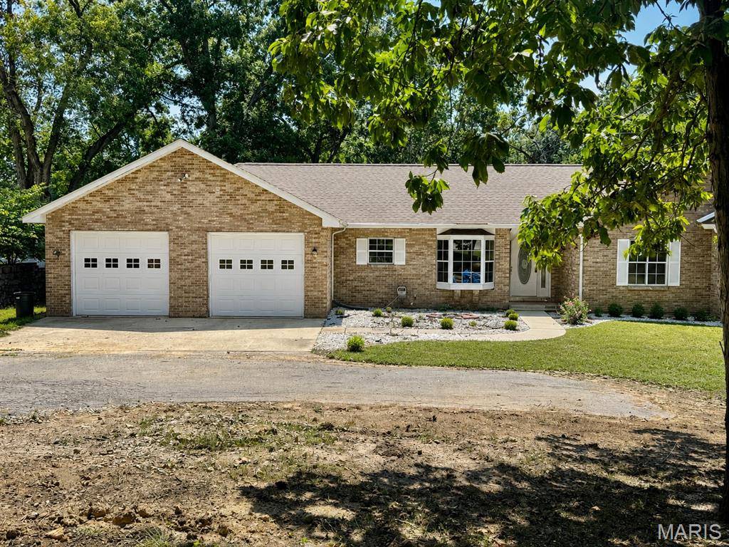 7 Denzel DR, Greenville, IL 62246