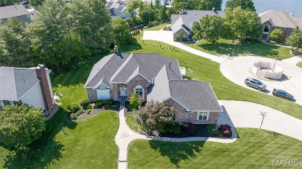 52 Moorings DR, Lake St Louis, MO 63367