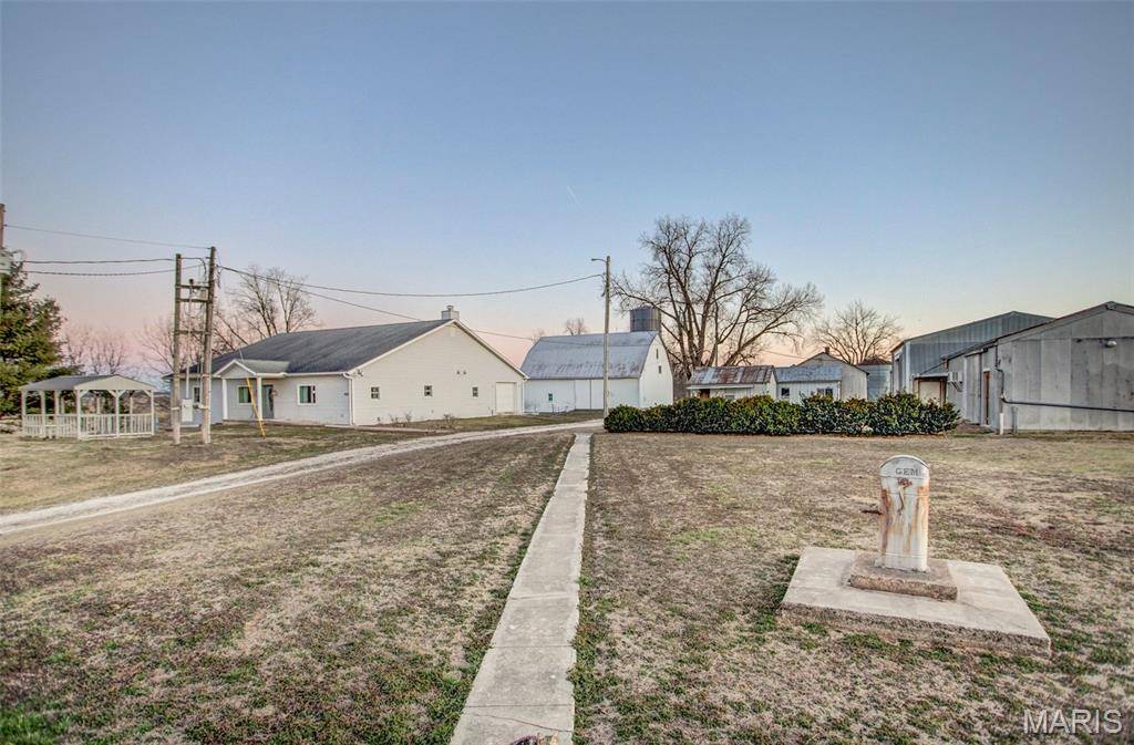 1341 Schleeper LN, Golden Eagle, IL 62036
