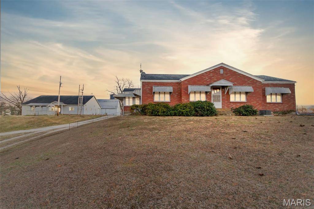1341 Schleeper LN, Golden Eagle, IL 62036