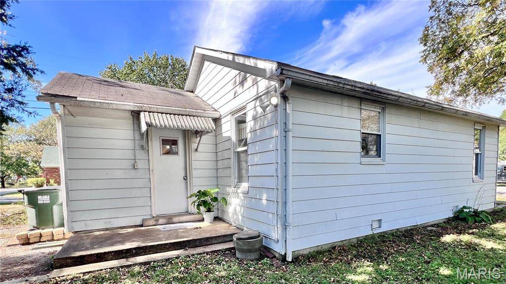 604 Kaskaskia ST, New Athens, IL 62264