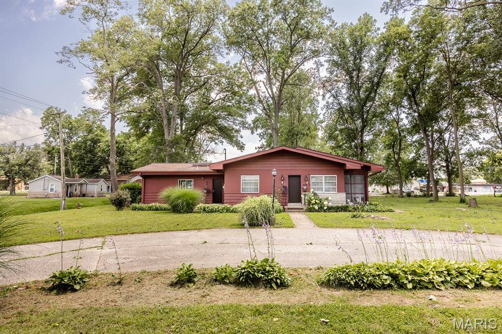 1018 W Green ST, Mascoutah, IL 62258
