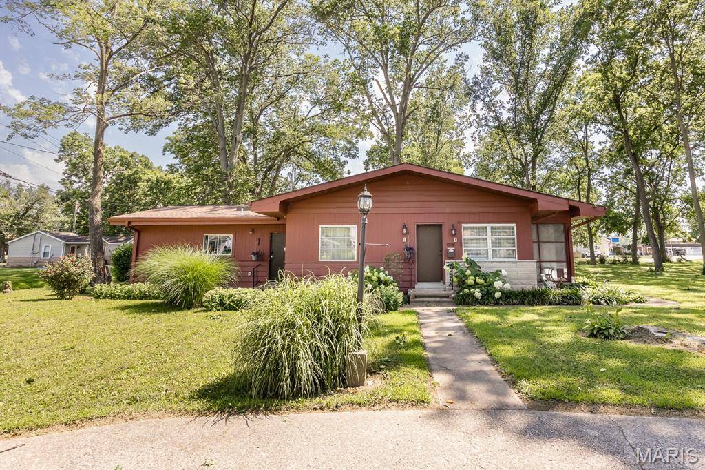 1018 W Green ST, Mascoutah, IL 62258