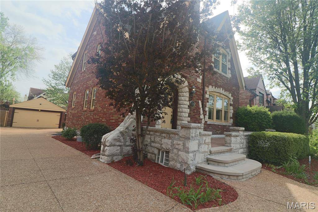 7326 Country Club DR, St Louis, MO 63121