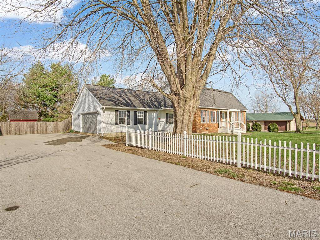 9 PARKLANE DR W, Troy, IL 62294