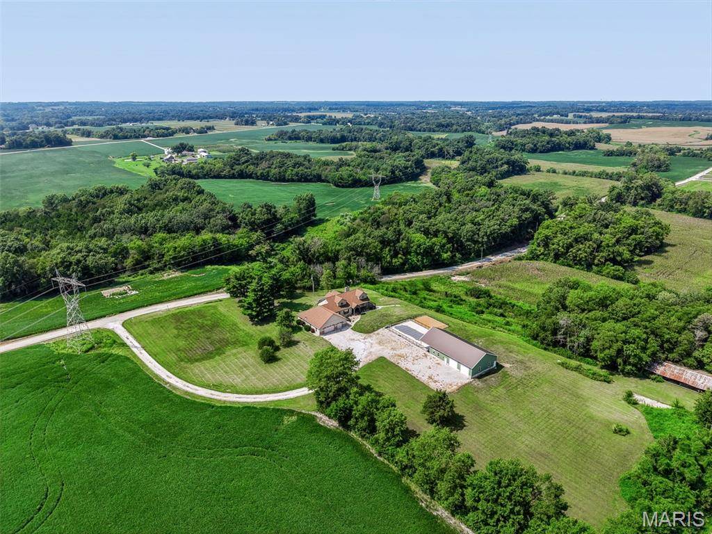 4242 Quirin RD, Smithton, IL 62285