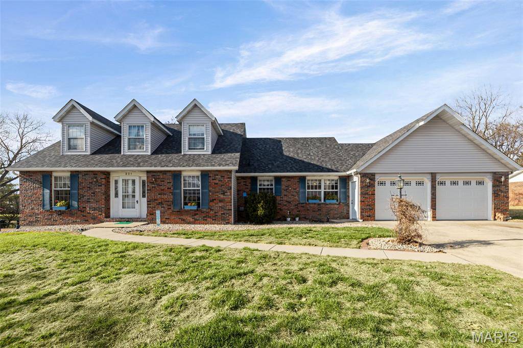 231 Westglen DR, Glen Carbon, IL 62034