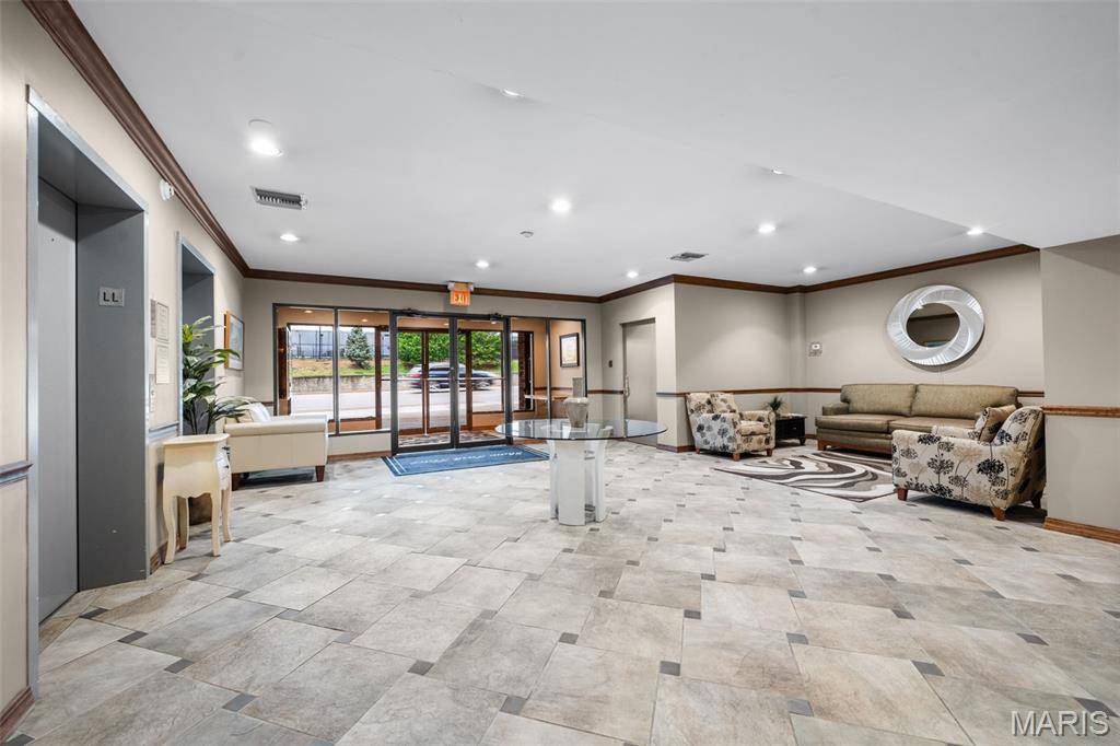 250 S Brentwood BLVD #1F, Clayton, MO 63105