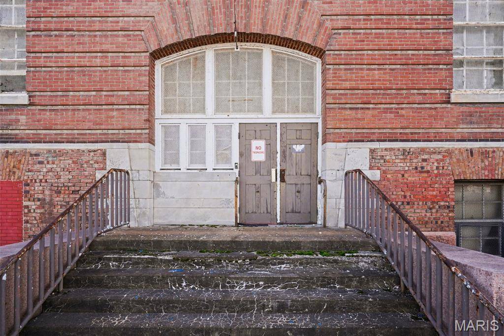1614 Hogan ST, St Louis, MO 63106
