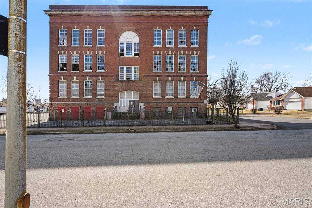 1614 Hogan ST, St Louis, MO 63106