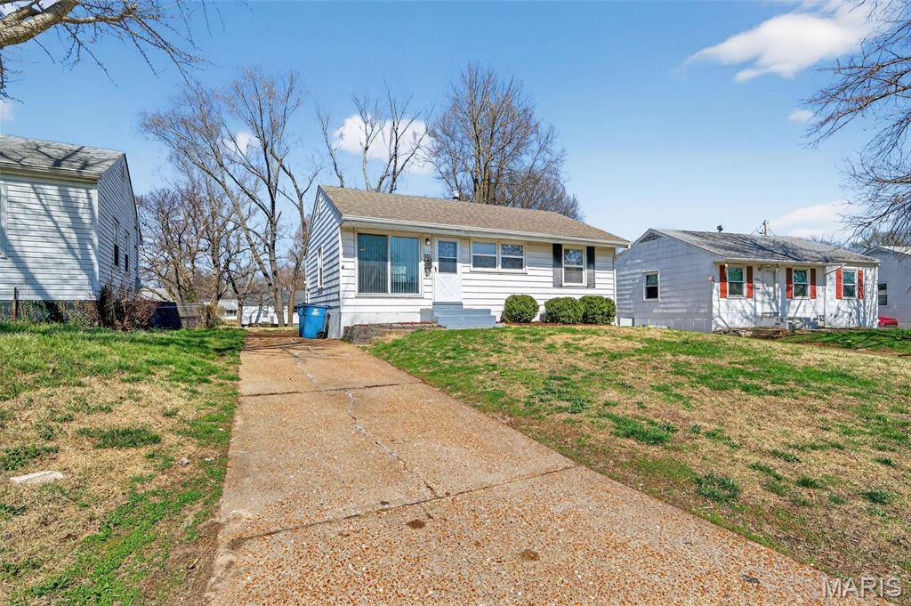 325 Lancashire RD, St Louis, MO 63137
