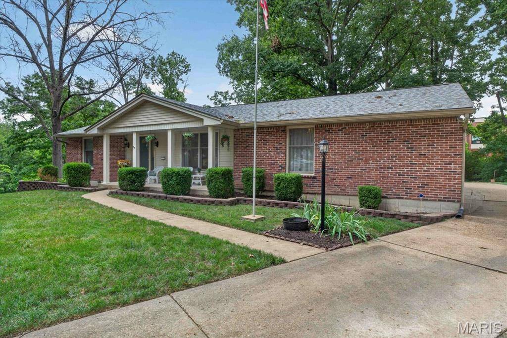 7 Springlake CT, Ballwin, MO 63011