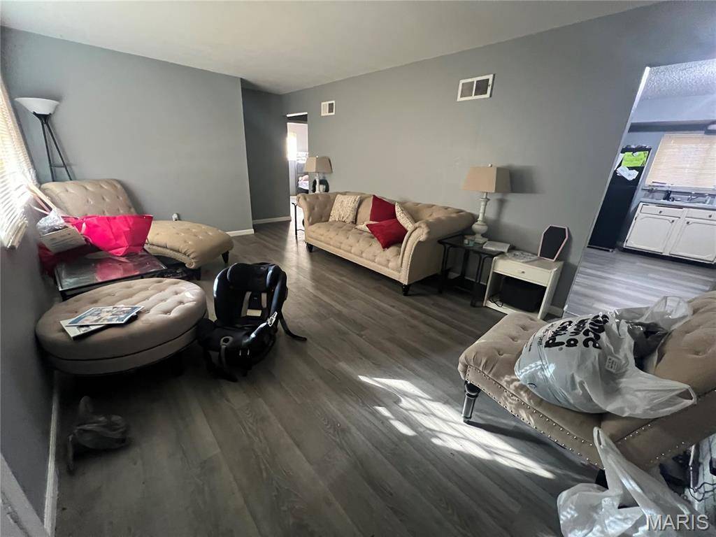 9029 Cranberry LN, Normandy, MO 63121
