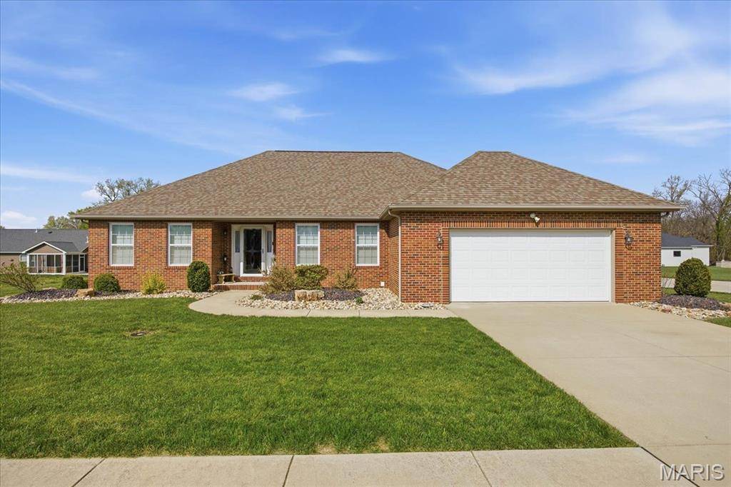 716 Wedgewood LN, Trenton, IL 62293