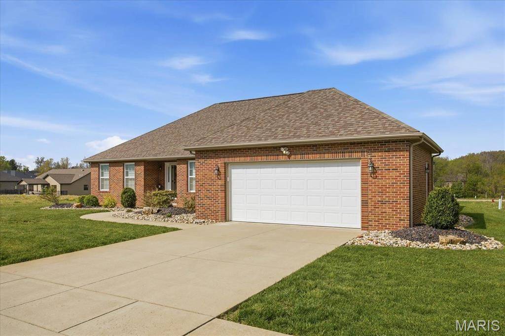 716 Wedgewood LN, Trenton, IL 62293