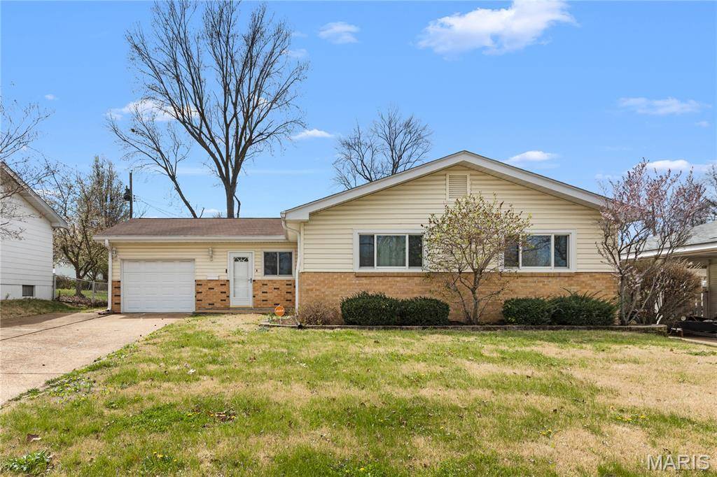 704 Village Square DR, Hazelwood, MO 63042