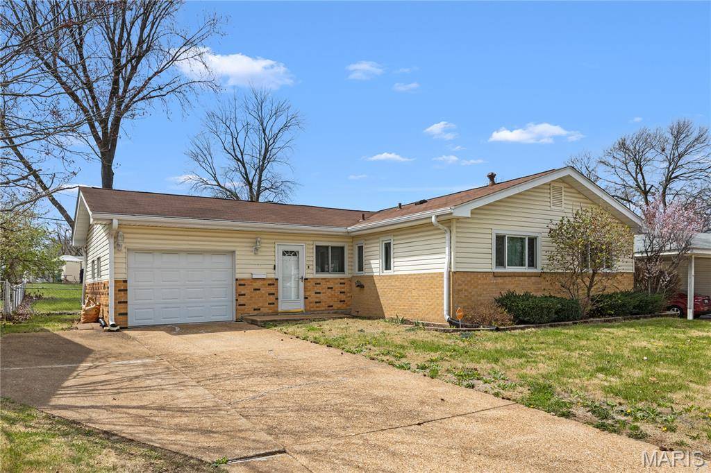 704 Village Square DR, Hazelwood, MO 63042