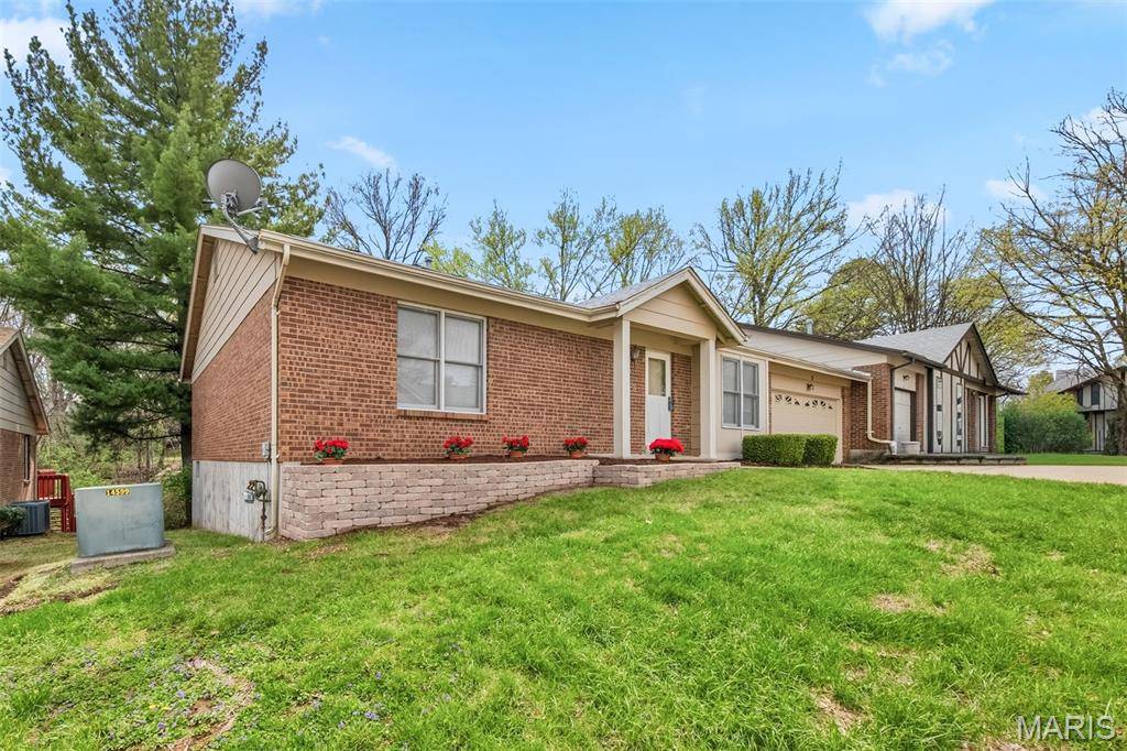 2 Tarpon CT, Florissant, MO 63033