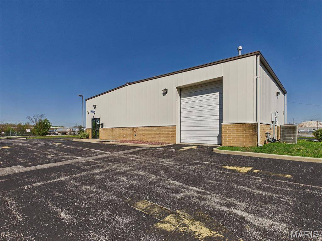 230 N Old Saint Louis RD, Wood River, IL 62095