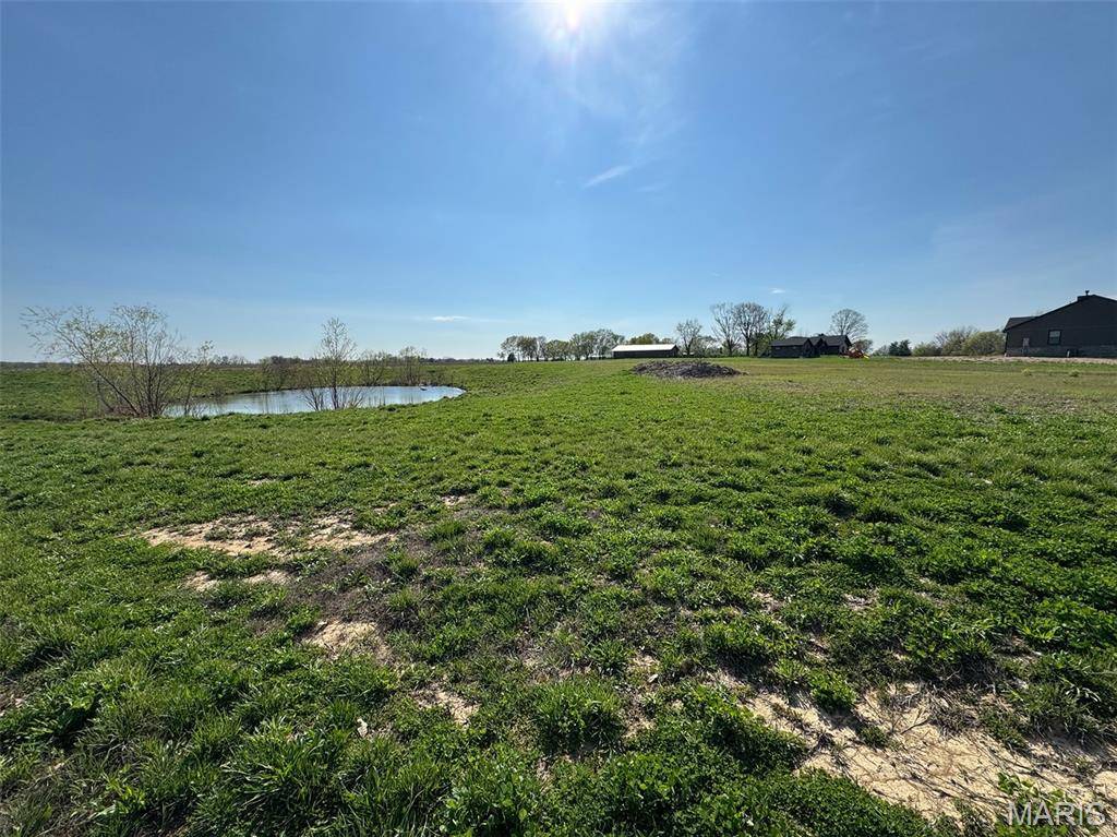12666 Harvest View LN, Highland, IL 62249