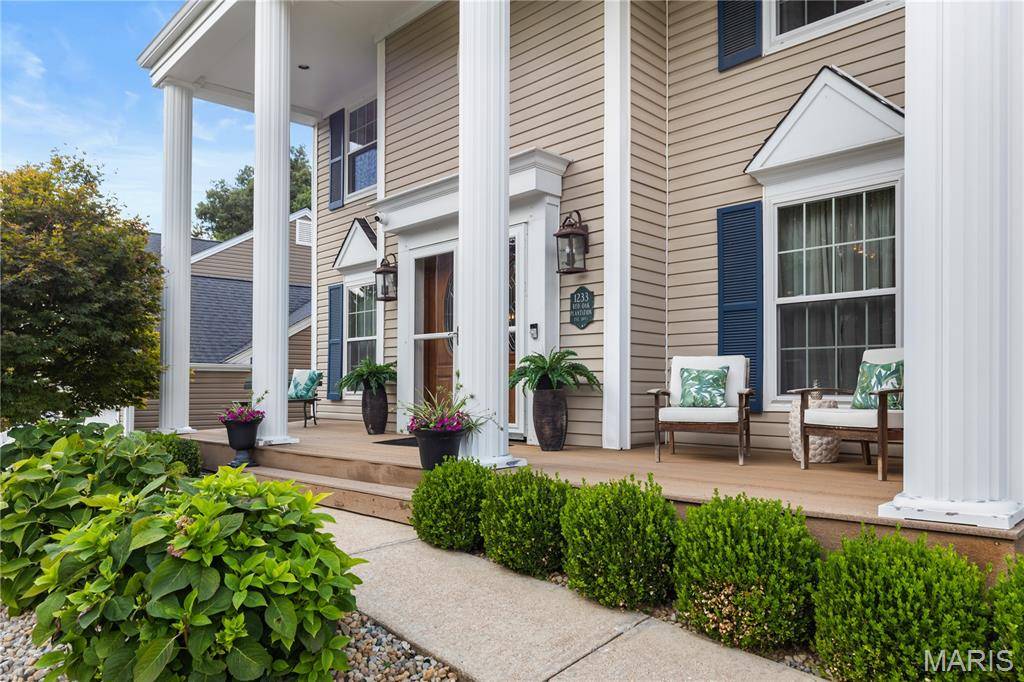 1233 Red Oak Plantation DR, Ballwin, MO 63021