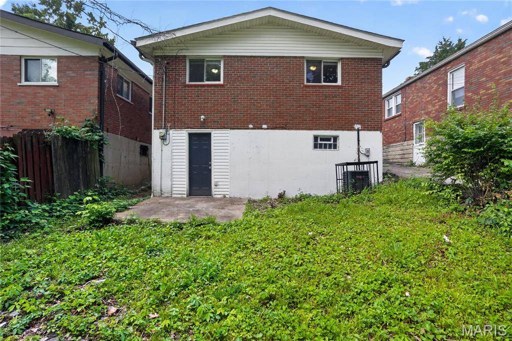 6751 Kenwood DR, St Louis, MO 63121