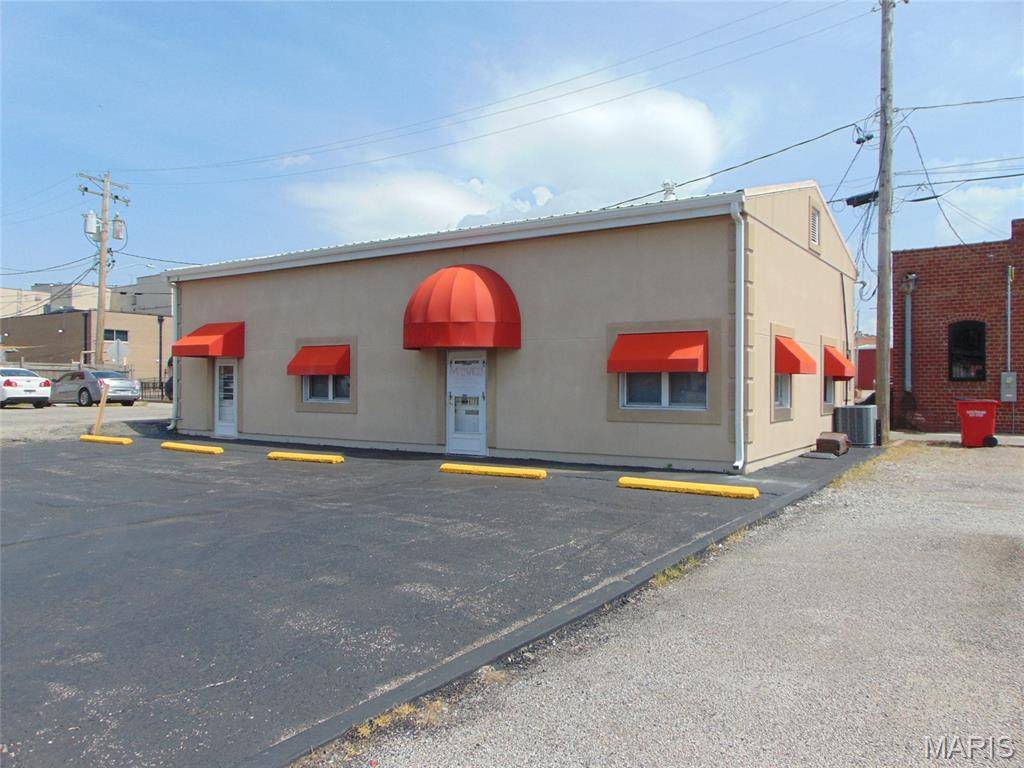 22 S Oak ST, Duquoin, IL 62832