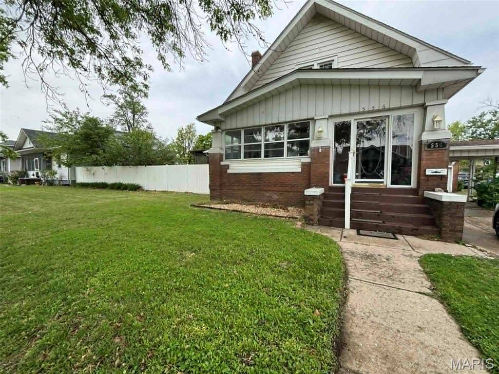 556 Whitelaw AVE, Wood River, IL 62095