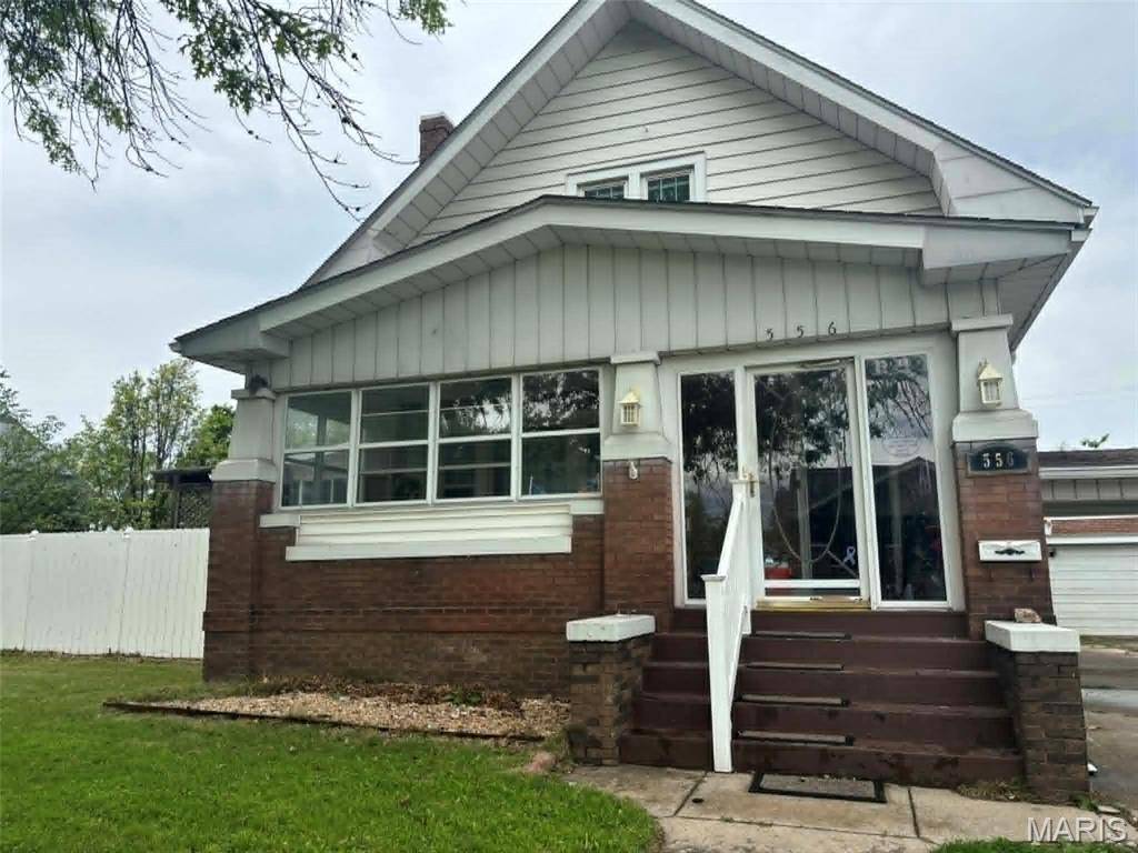 556 Whitelaw AVE, Wood River, IL 62095