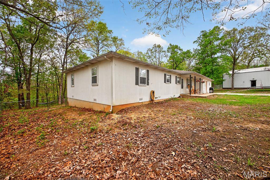 23639 Hawaii RD, Lebanon, MO 65536