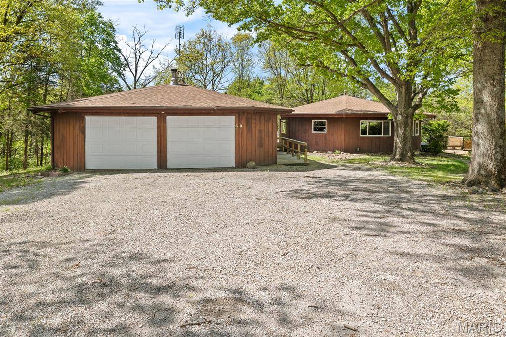 60 My LN, Hillsboro, IL 62049