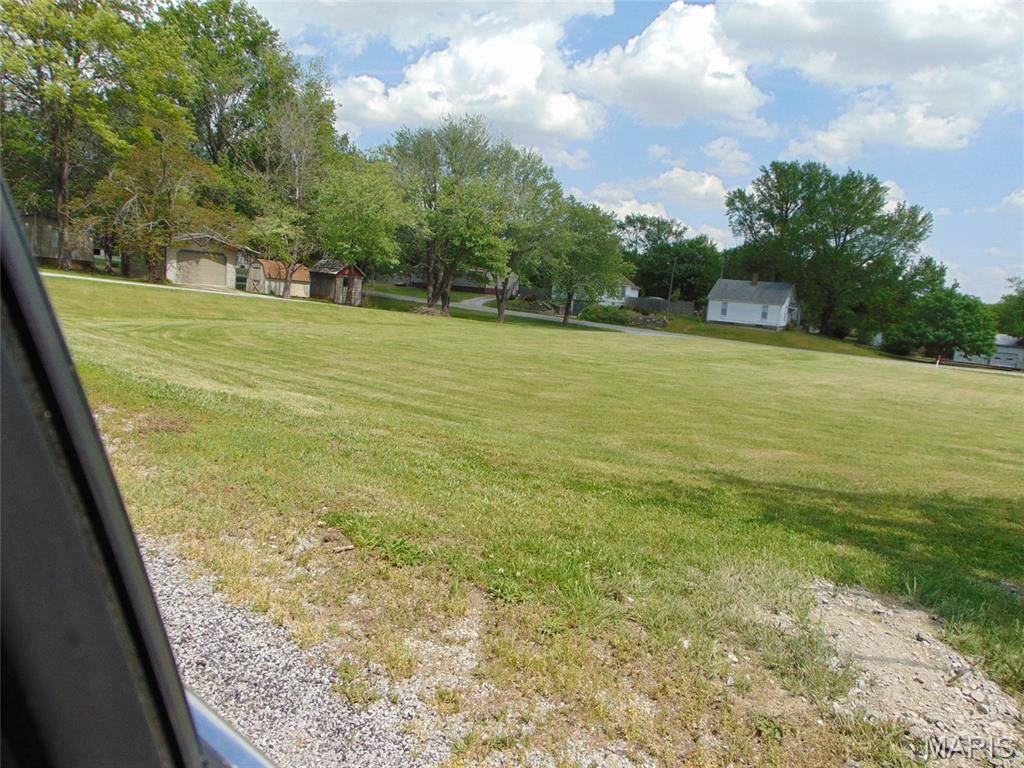 201 E KNAUER ST E, Ava, IL 62907