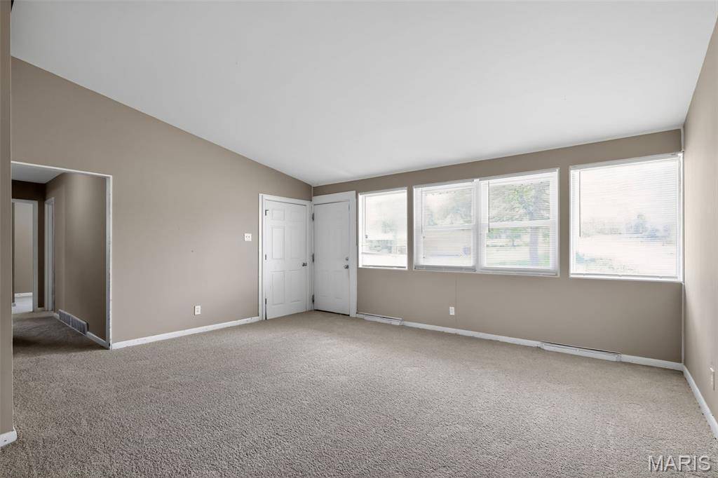 10836 Hallstead DR, St Louis, MO 63136