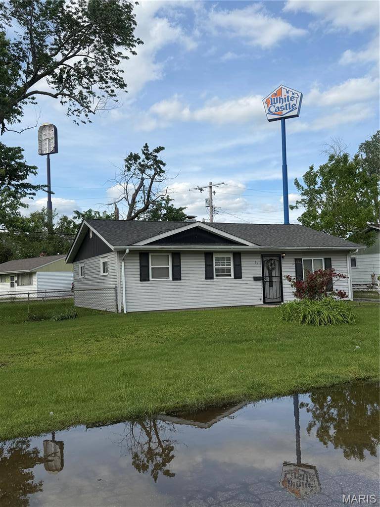 13 Lazarcheff DR, Cahokia, IL 62206