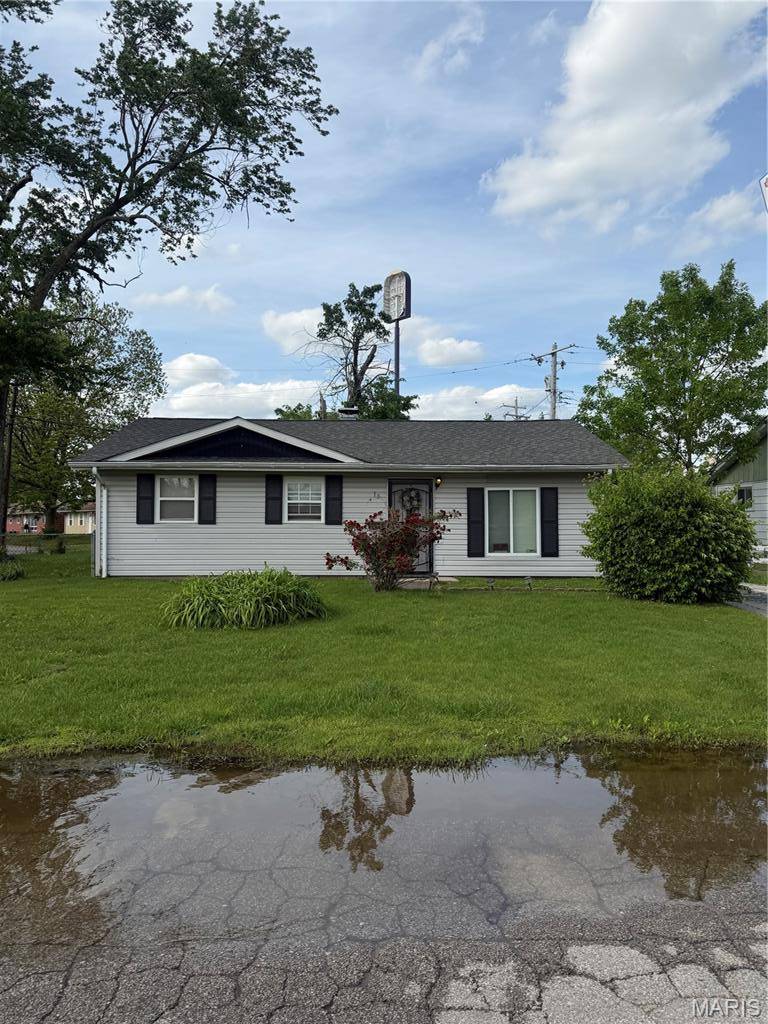 13 Lazarcheff DR, Cahokia, IL 62206