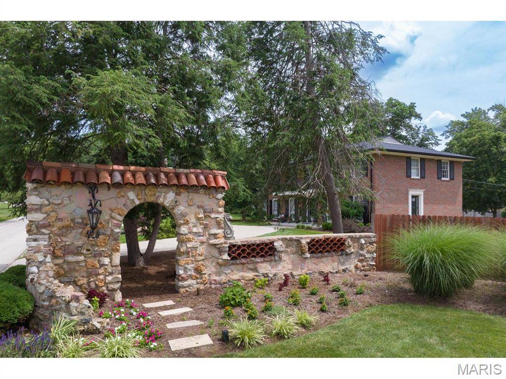 1 The Prado, Ladue, MO 63124