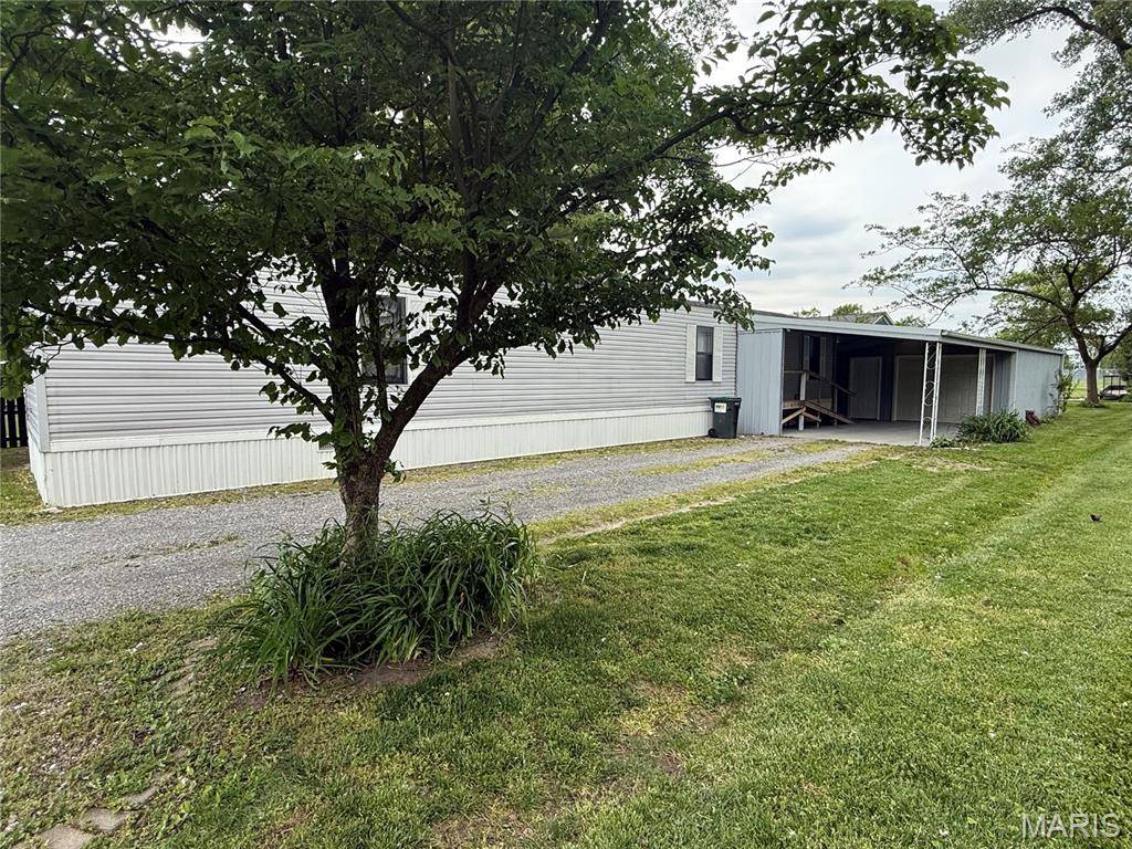 940 E 1st ST, Beckemeyer, IL 62219