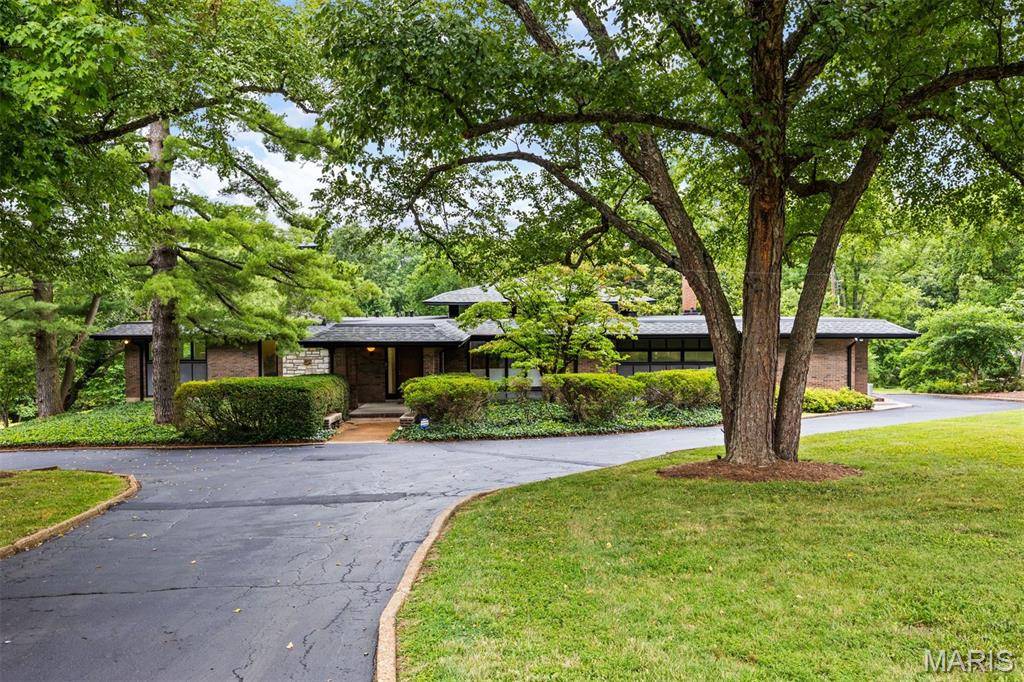 18 Spoede LN, Creve Coeur, MO 63141