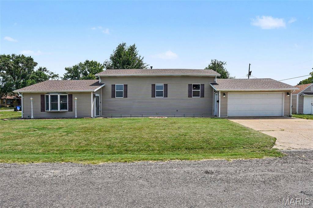 417 Young AVE, Dupo, IL 62239