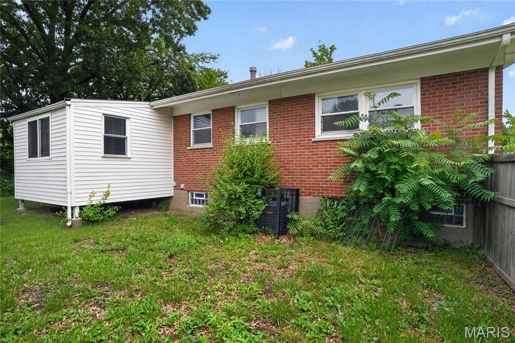 1500 Highmont DR, St Louis, MO 63136