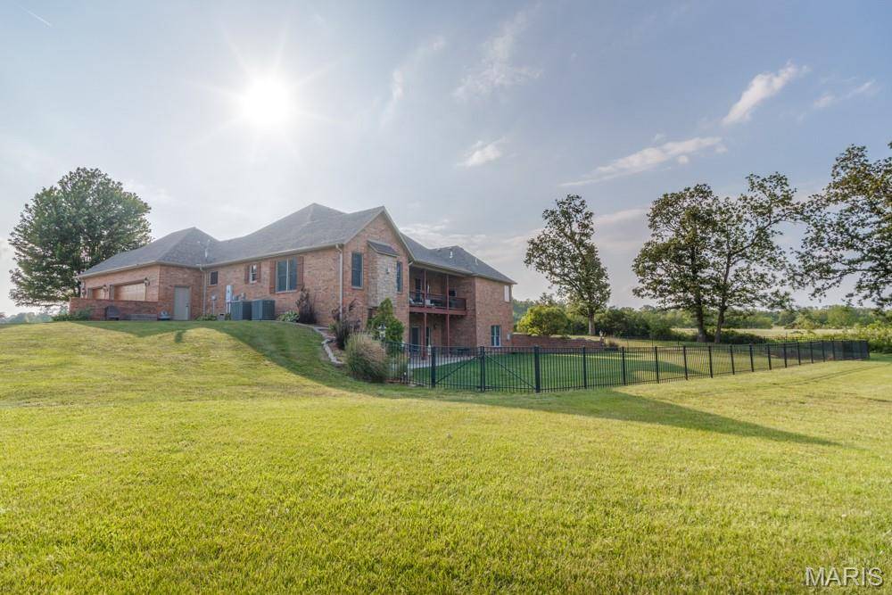 929 CASTLE ROCK AVE AVE, Lebanon, MO 65536