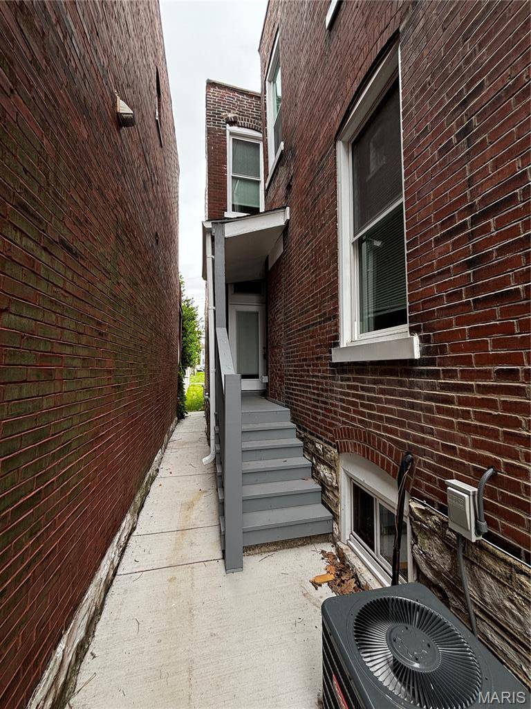 2758 Rutger ST, St Louis, MO 63104